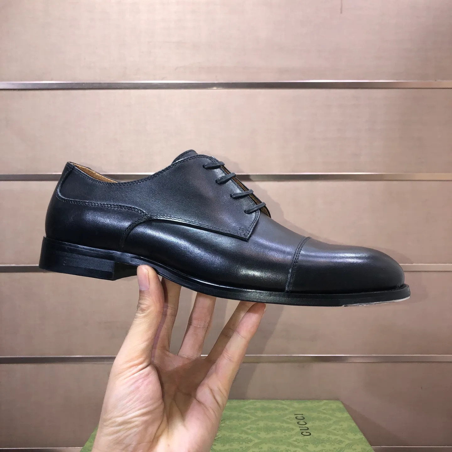 Men's shoes 💰660💰 Brand: GUCCI (Gucci) Standard code: Men's size 38/44 (45/46 can be customized) Grade: Same as the official website Original quality Material: Original cowhide Water-dyed cowhide lining Original rubber outsole Style category: Men's fashionable casual leather shoes Distinguished big-name luxury elements top luxury Color: Actual picture